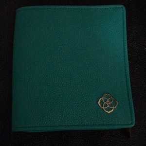 Kendra Scott ZIP Away In Teal Stingray